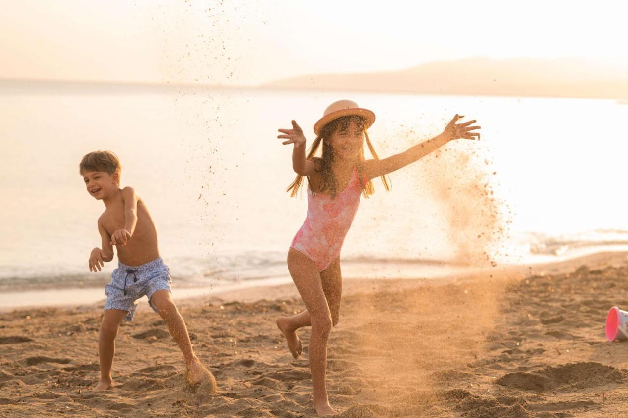 Creta Maris Resort Hersonissos  Esterno foto Children playing on the beach