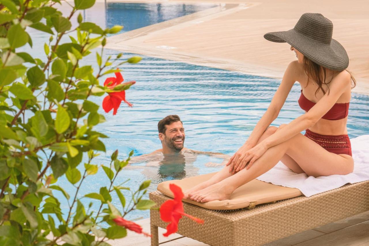 Creta Maris Resort Hersonissos  Esterno foto A couple at the pool