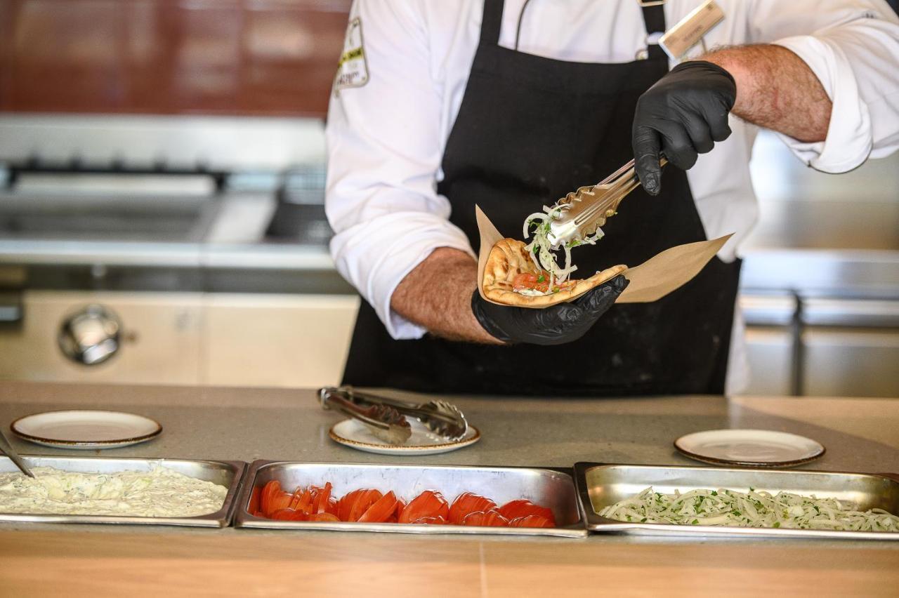 Creta Maris Resort Hersonissos  Esterno foto A chef preparing a shawarma