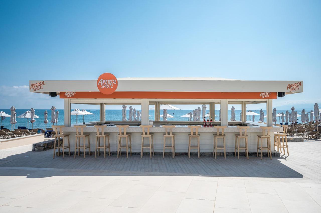 Creta Maris Resort Hersonissos  Esterno foto The pool bar at the hotel