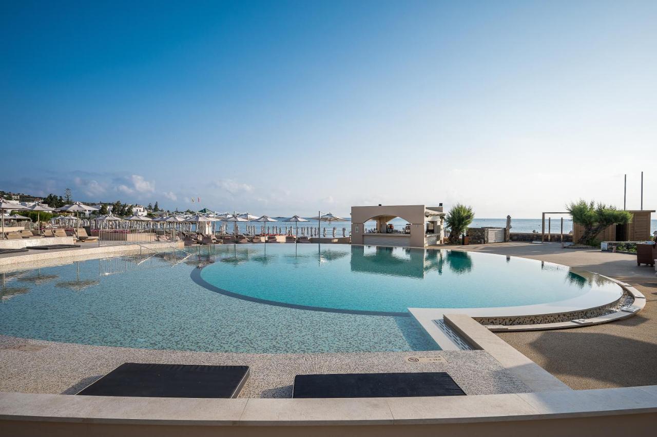 Creta Maris Resort Hersonissos  Esterno foto The pool at the resort